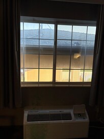 vu de notre chambre, antenne et toiture