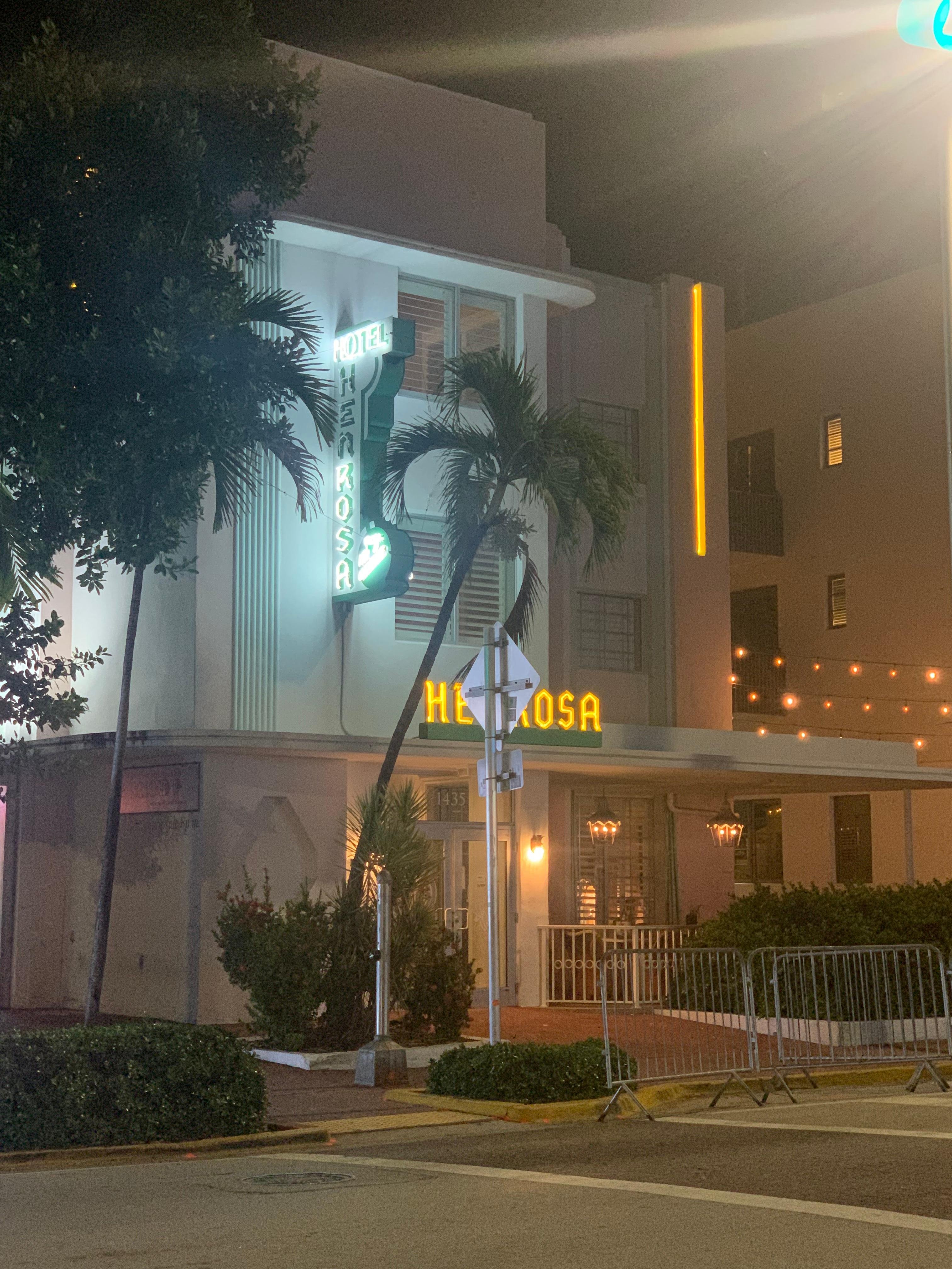Fachada noturna
