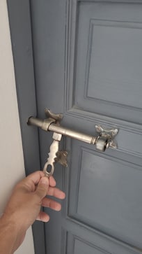 Sem cadeado para travar por fora!