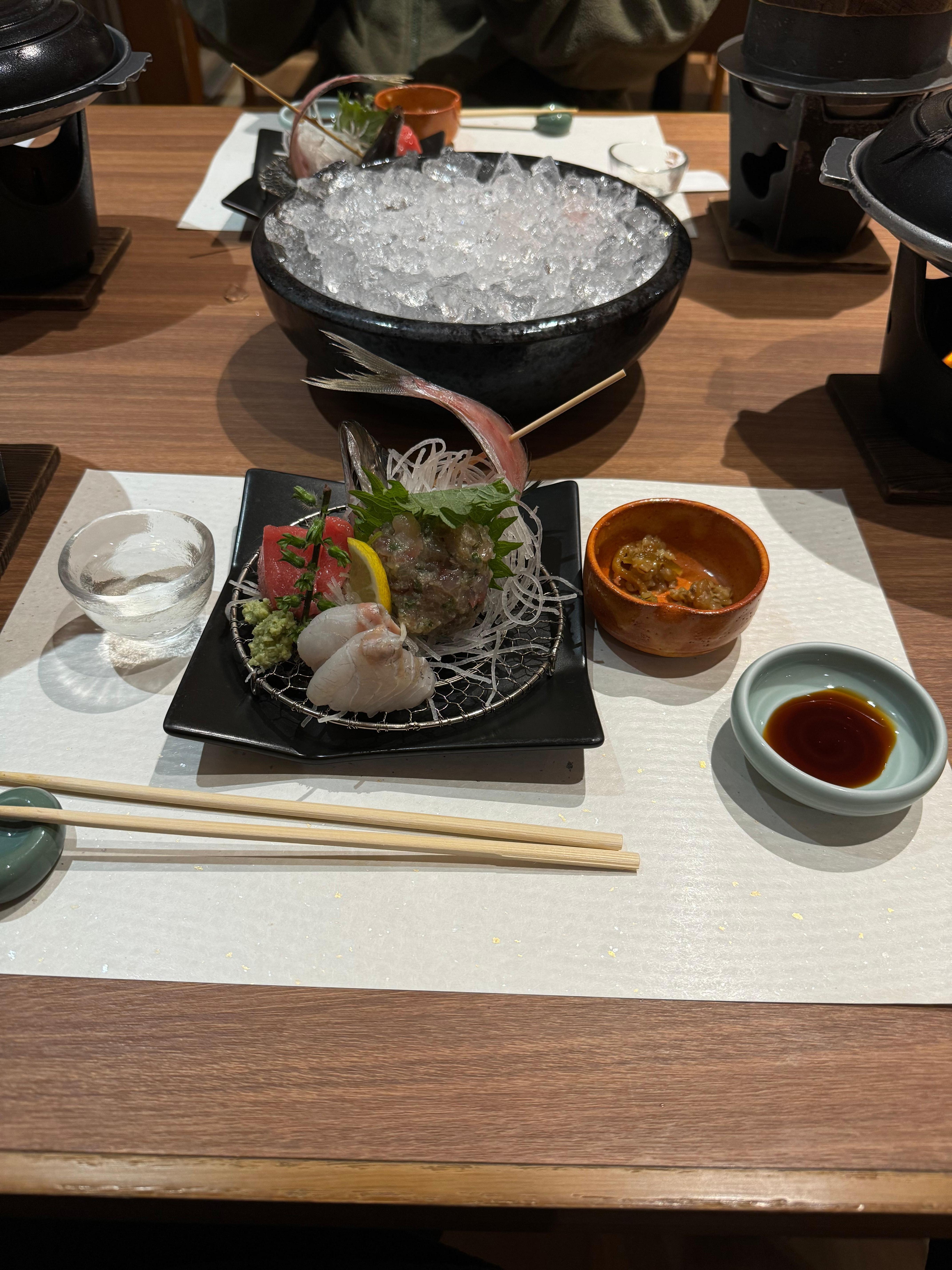 夕食会席コースの刺し盛り、取り皿に移したらこちらの取り皿は違う物のためと言われた💦