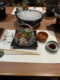 夕食会席コースの刺し盛り、取り皿に移したらこちらの取り皿は違う物のためと言われた💦