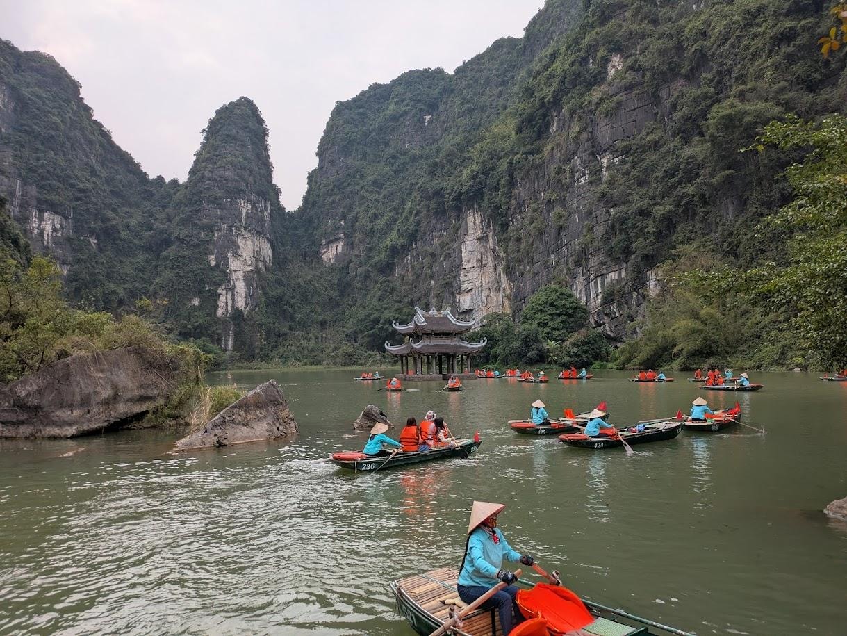 ニンビンのチャンアンでのボートツアー