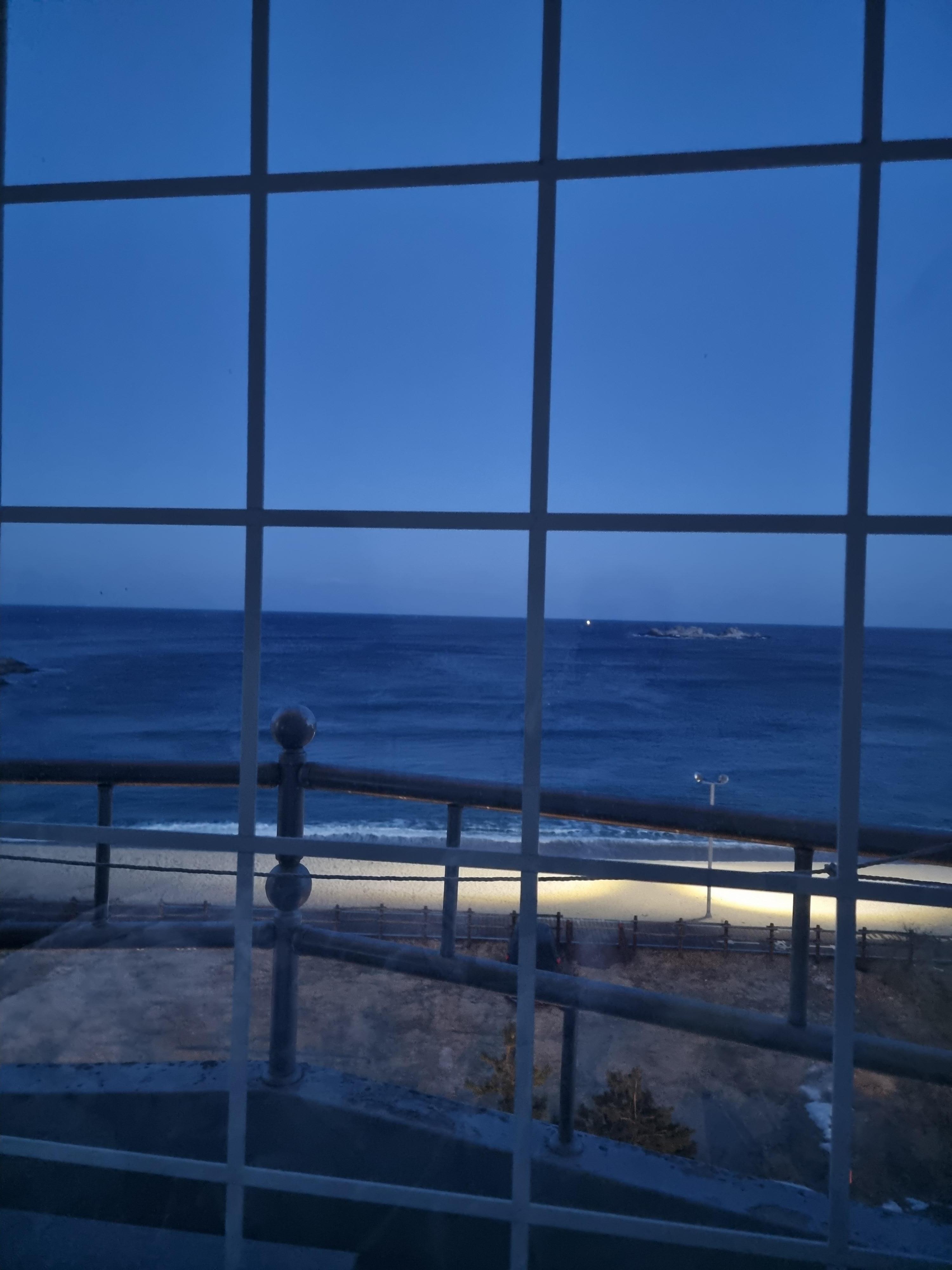 밤에 본 바다