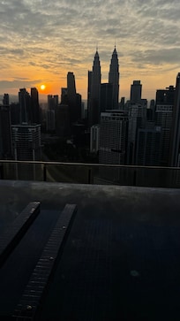 vu depuis la piscine au lever du soleil