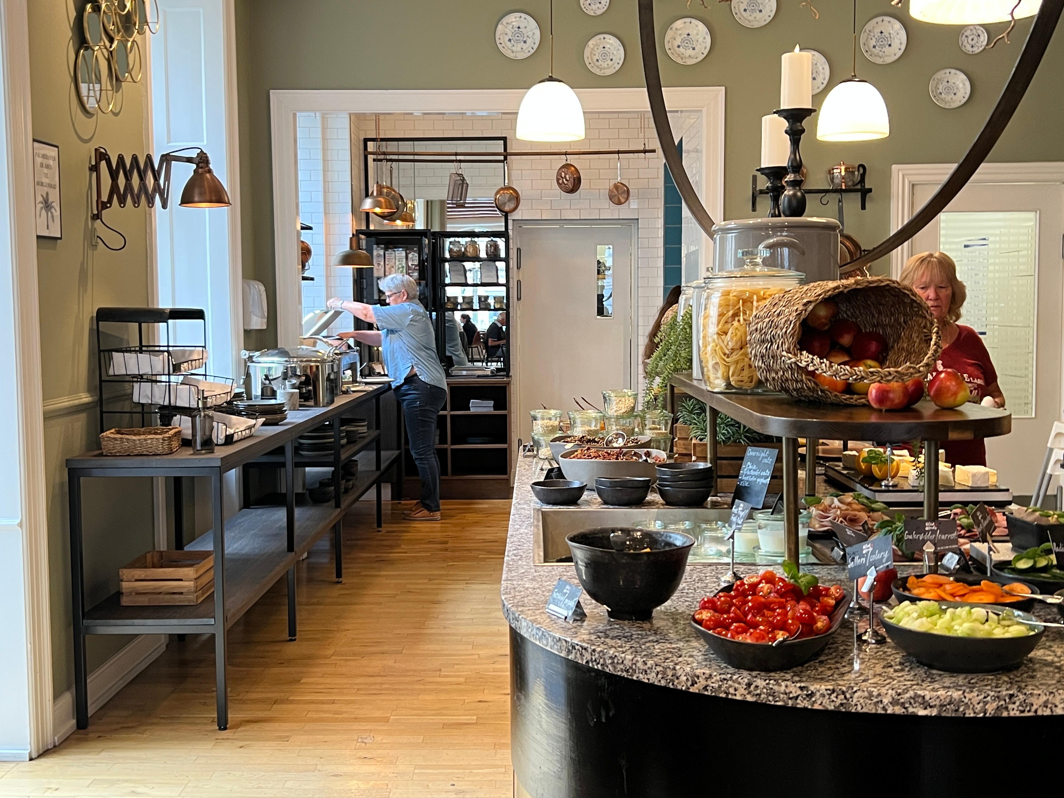 Breakfast , food bar