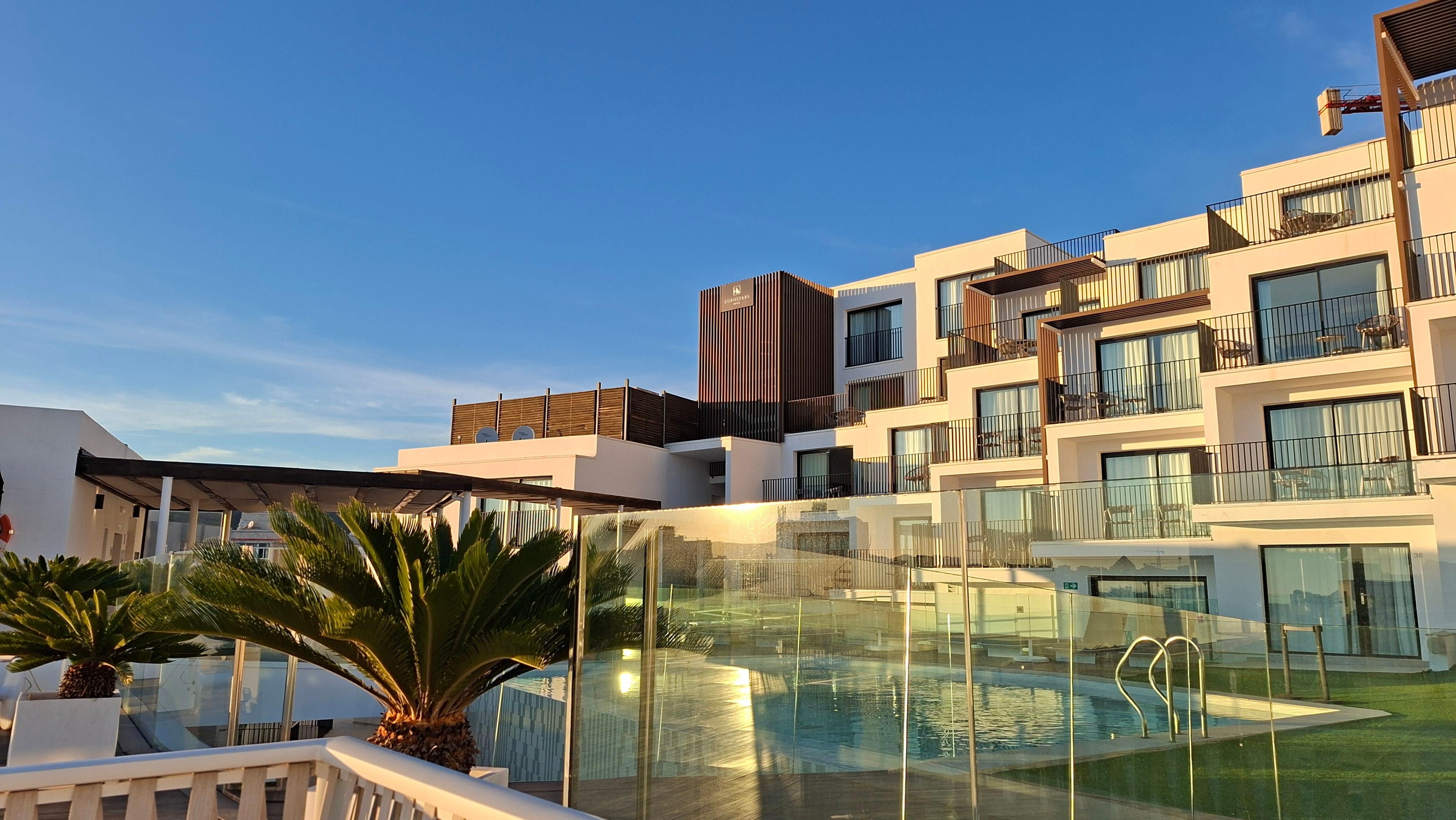 Rooftop pool - Sundown