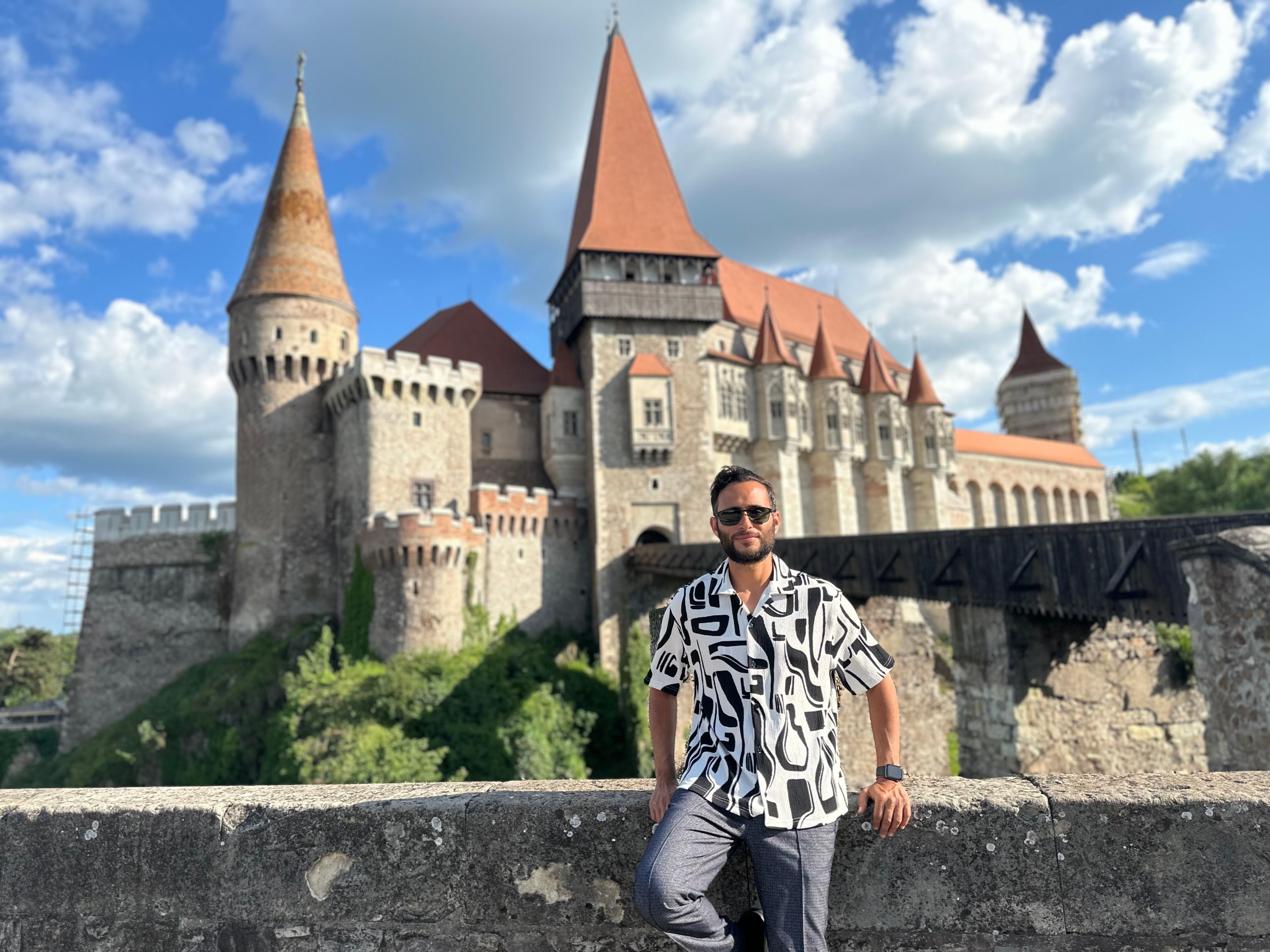 The hotel 🏨 is right in front of Corvin Castle 