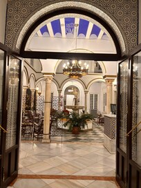 Entrance to the Hotel Simon