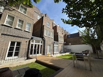 Bei gutem Wetter Frühstück im Garten