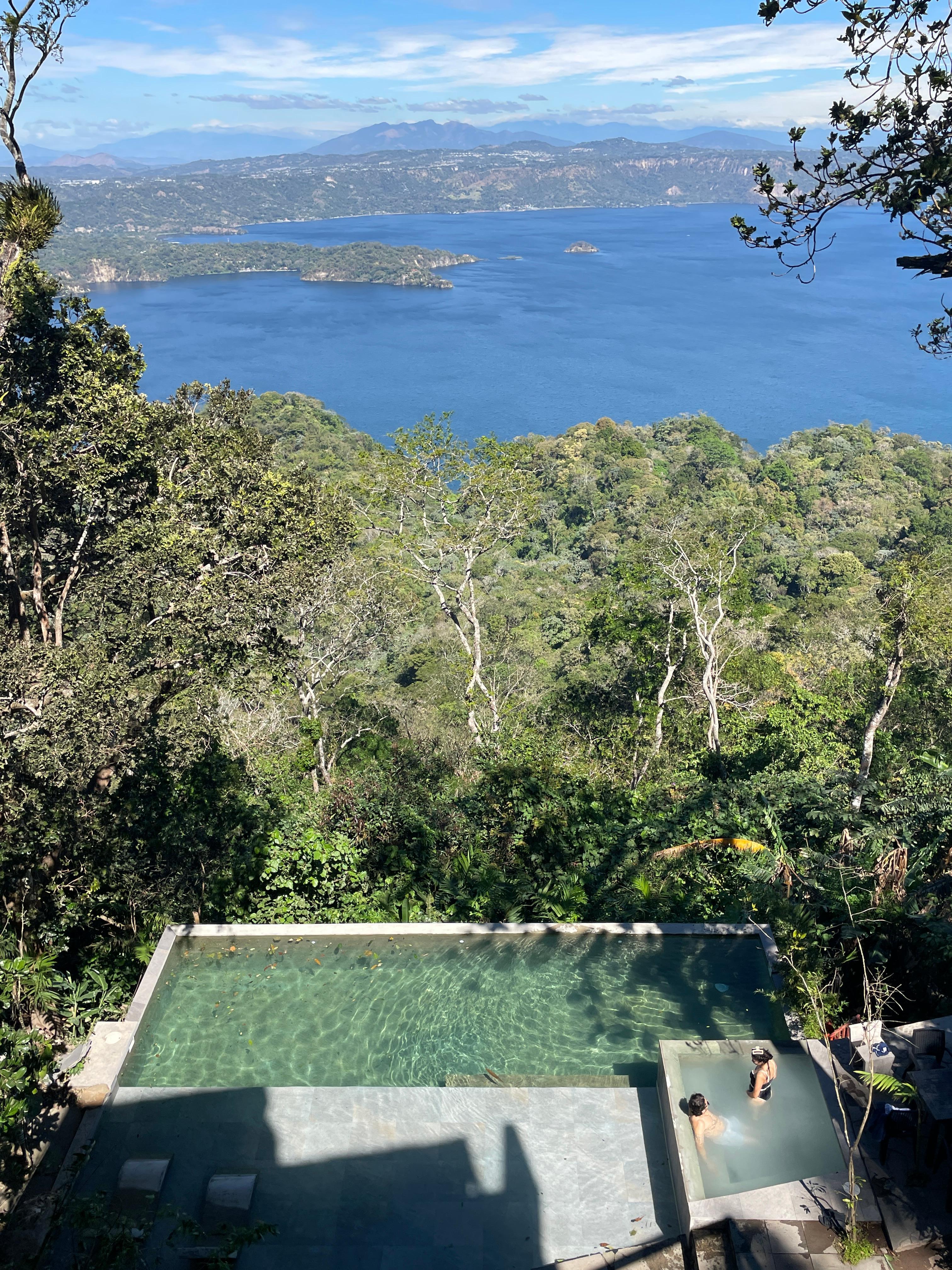 Infinity pool with view of lake / Piscina infinita con vista al lago.