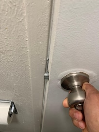 Puerta del baño no cierra