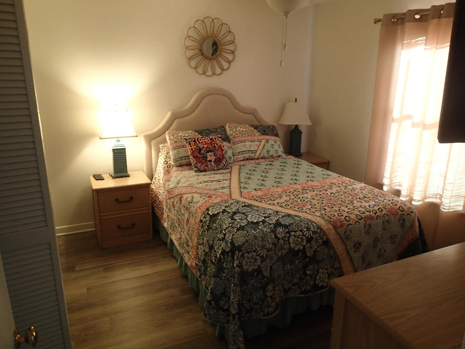 This queen size bed was comfortable and had en ensuite bathroom with a tub/shower.