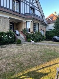 Un petit aperçu de la maison avec ma petite chienne, je vous laisse découvrir le reste quand vous viendrez 😀