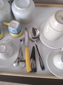 Uma única faca para 4 hóspedes e sem garfos.