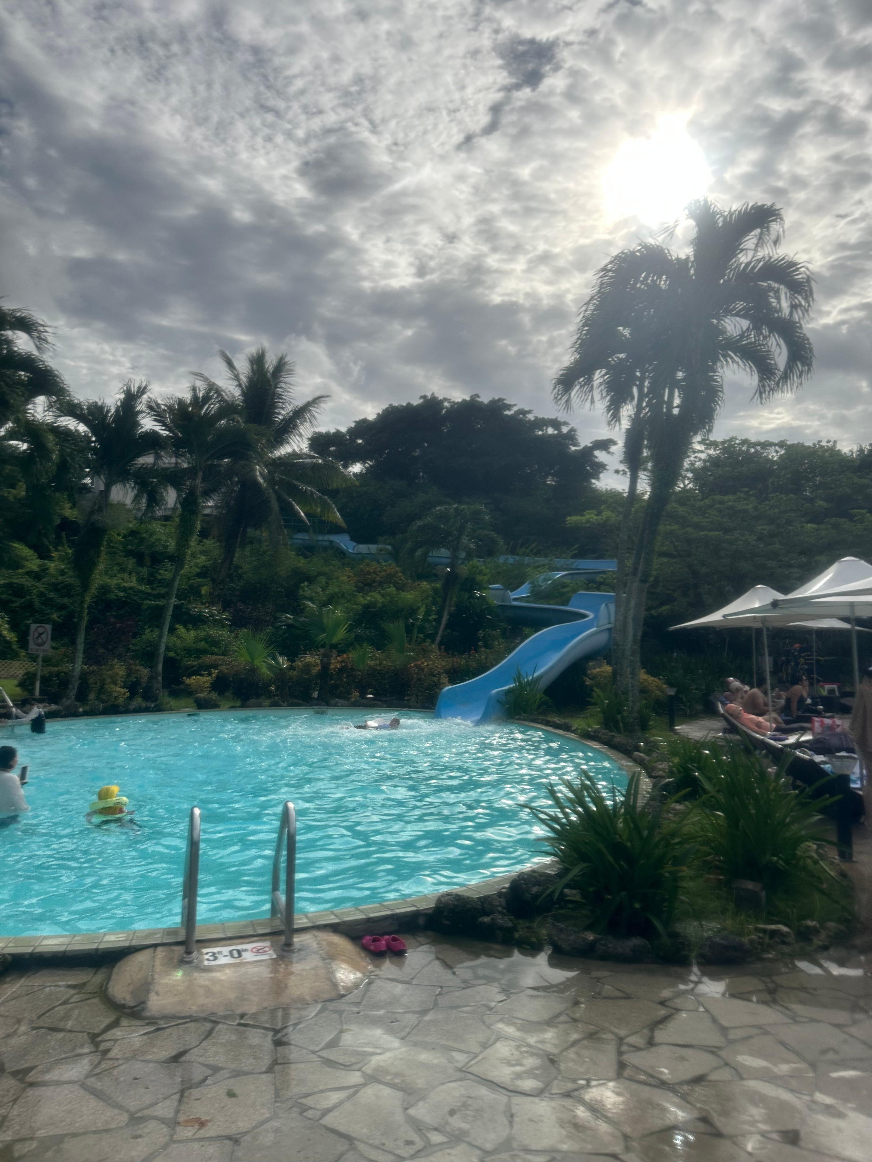 수영장 내 슬라이드