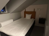 Kleines Einzelzimmer unterm Dach