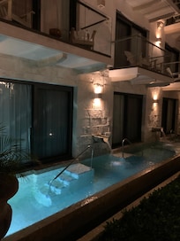 Habitación con salida directo a la alberca