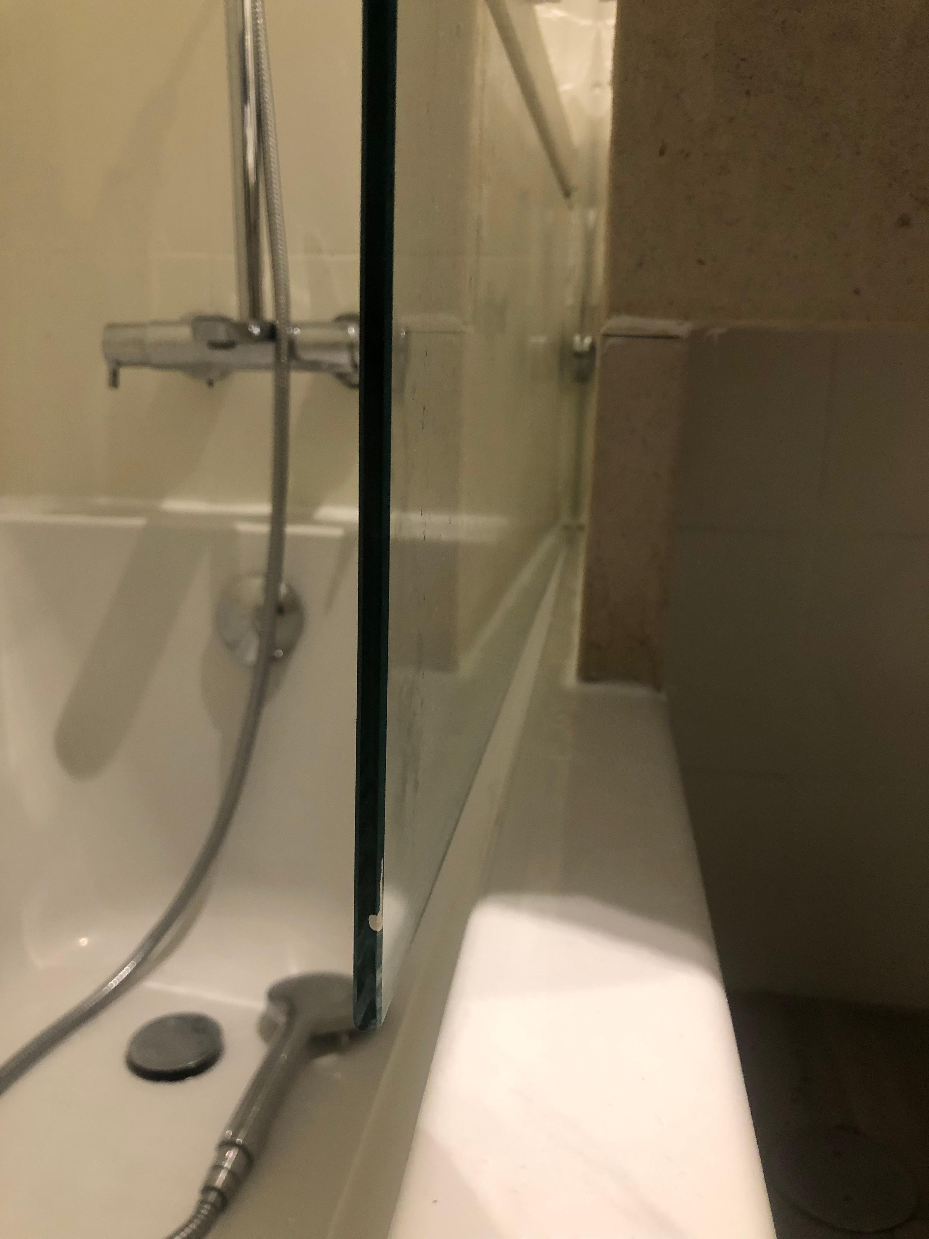 Bei größerer Distanz zum Waschtisch würde das Wasser vom Badewannenrand aufgefangen werden