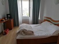 Goed bed, maar in het matras waren een paar harde delen (spiralen) te voelen. Helaas geen stoel(tje) în de kamer.