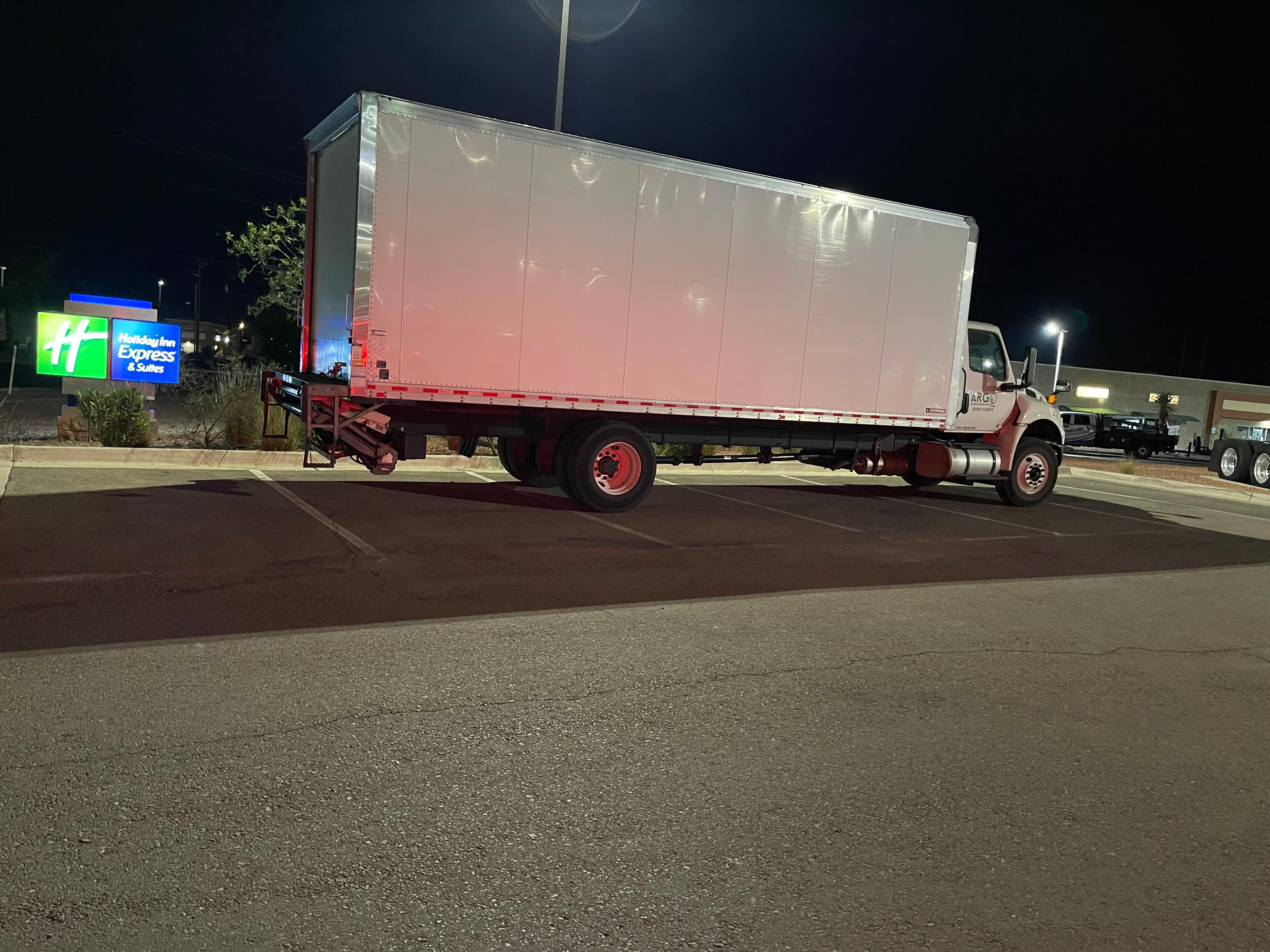 Ocupando 7 espacios de estacionamiento!!!