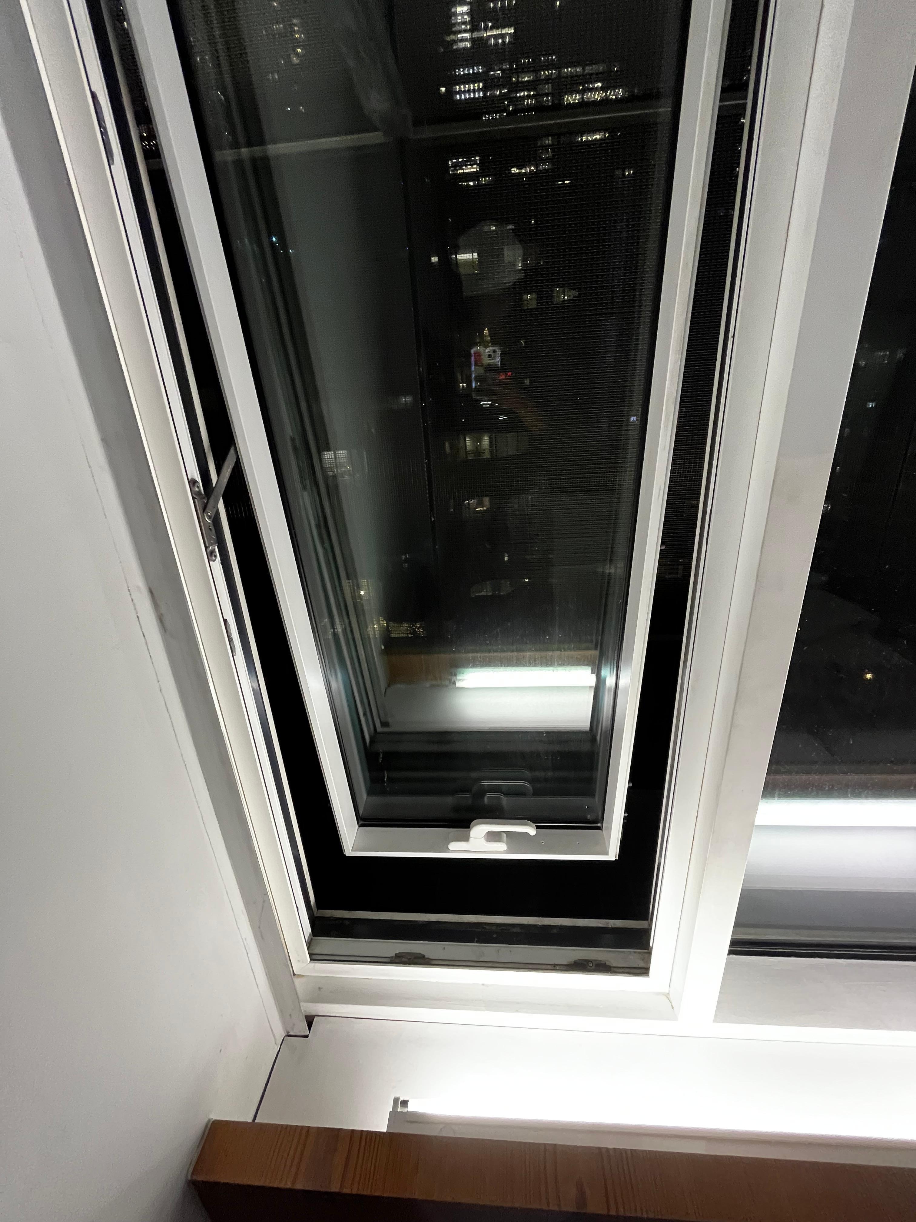 Hotel Alameda Highline NYC 8th Fl., no window lock guard. Drop in-between, no safety nor prevention.