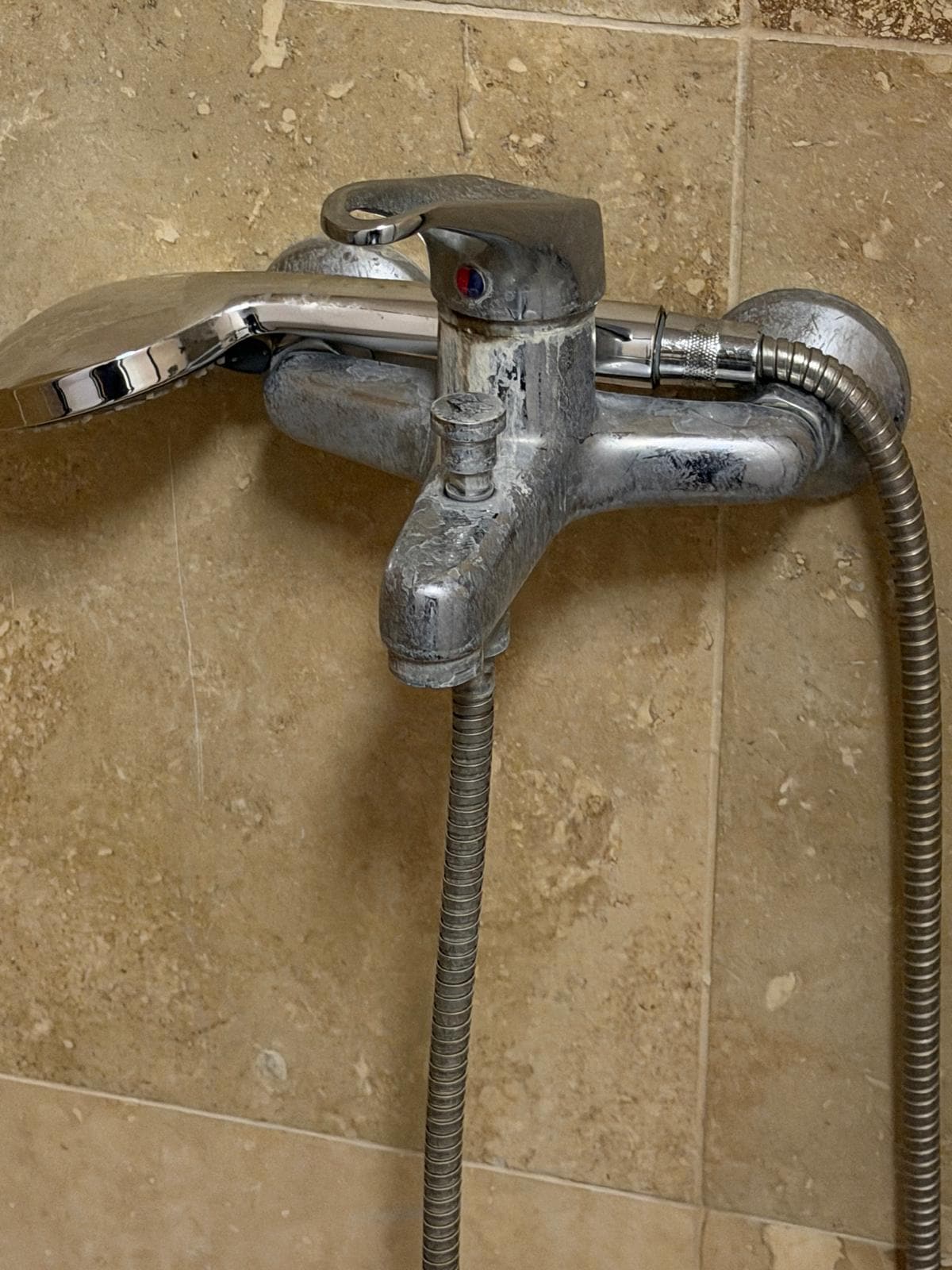 banyo temiz değildi ve eskiydi