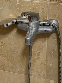 banyo temiz değildi ve eskiydi