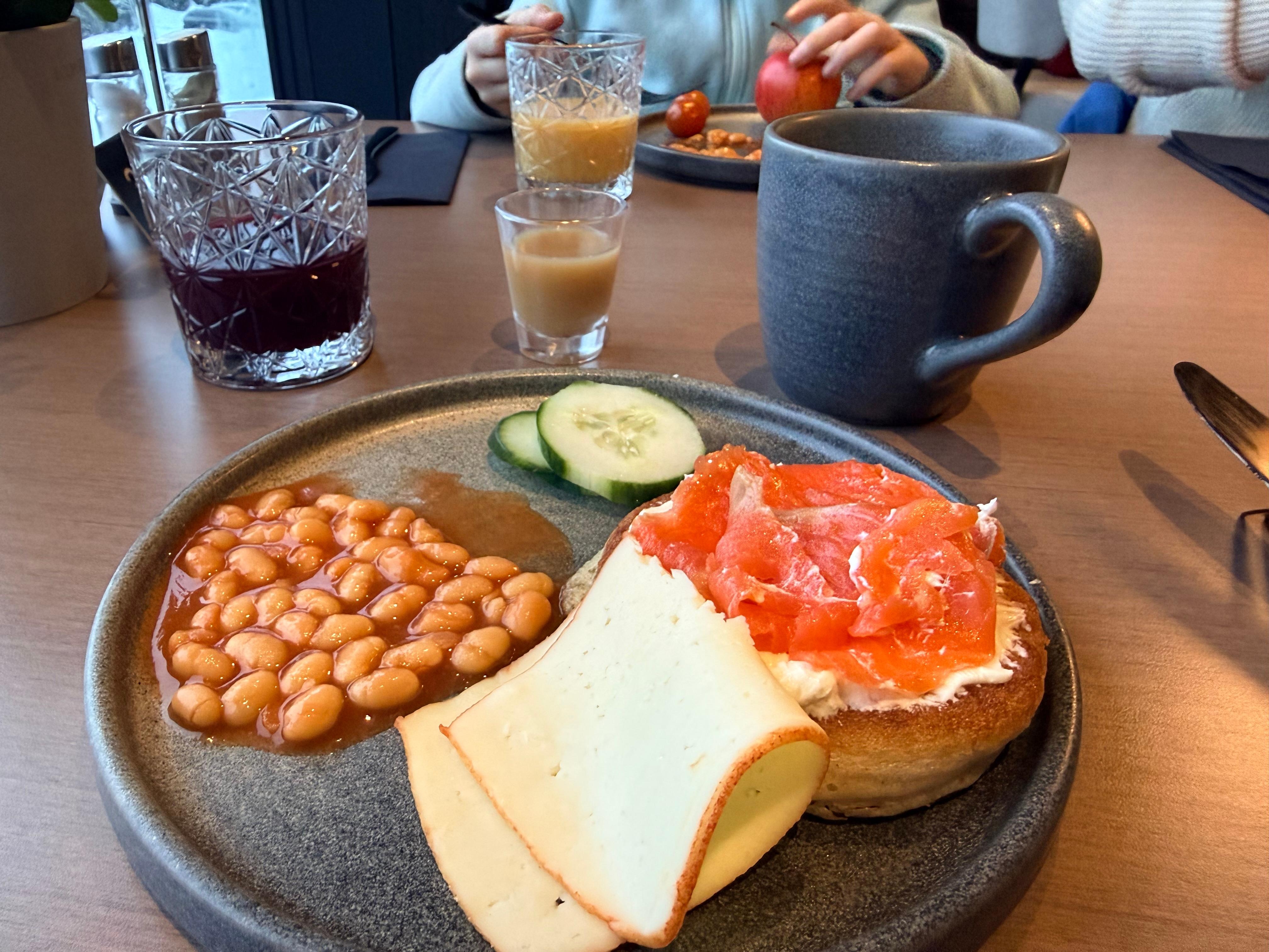 Petit déjeuner avec des produits frais 