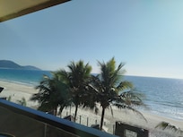 Vista do quarto com sacada.
