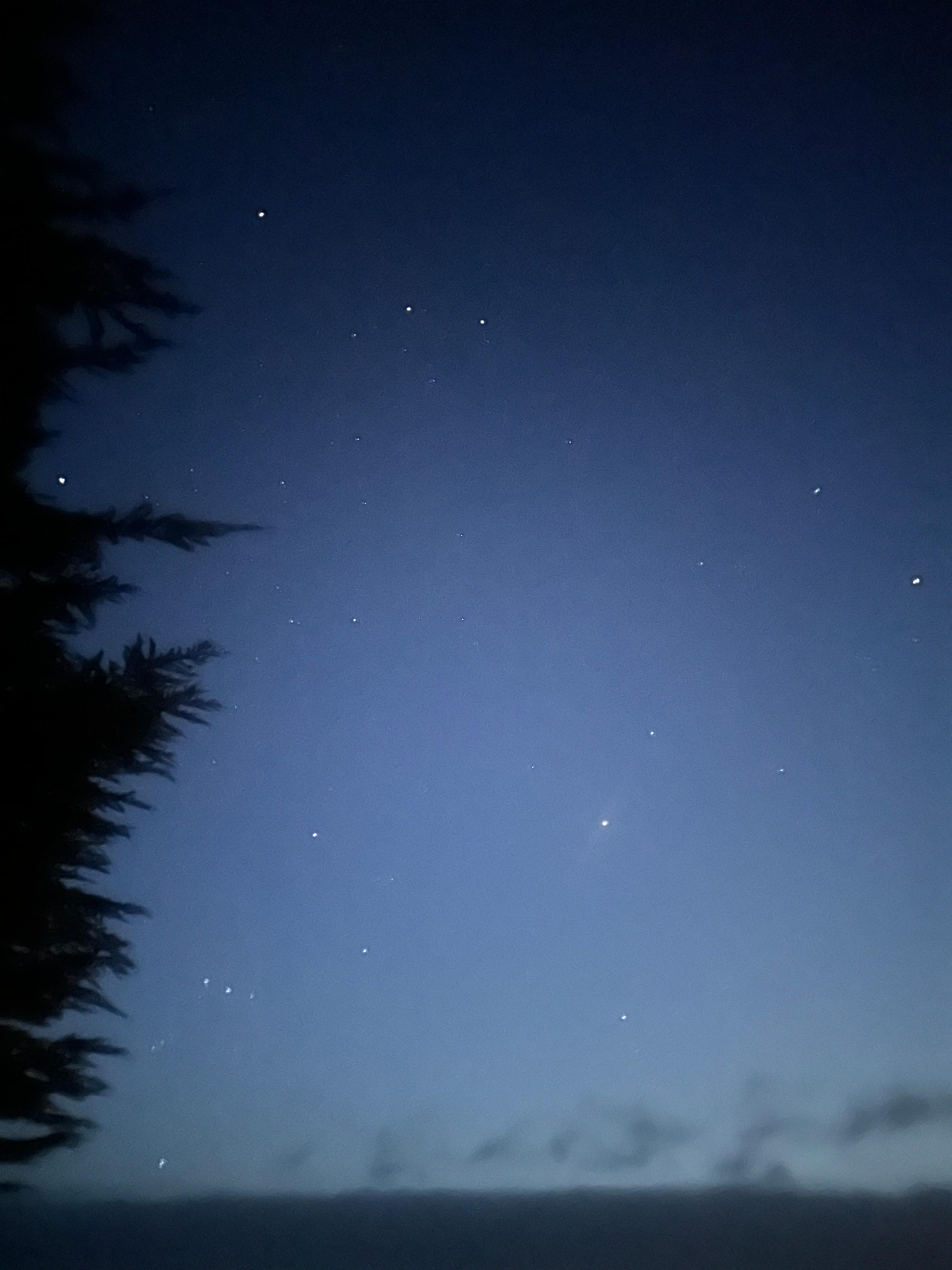 Beautiful view of the stars by the shore. 
