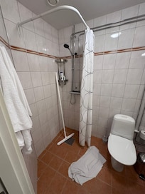 O rodo é para puxar a água que inunda o banheiro ao tomar banho