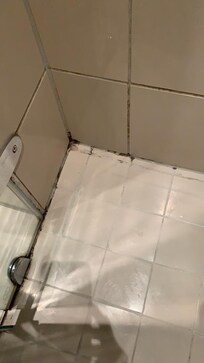 Banheiros com lodo e imundos