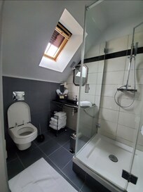 King bedroom batbroom