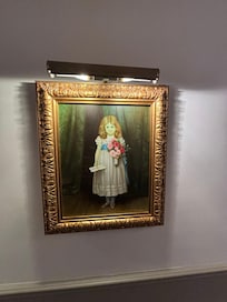 Painting of a girl, story at the hotel.