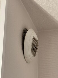 Ventilation de la salle dโeau cassรฉe et pleine de moisissures