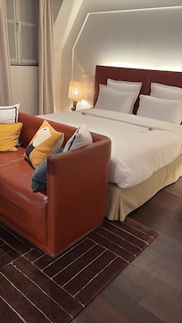 Spacious junior suite for Paris! So comfortable for me and my friend and all our luggage. 😀