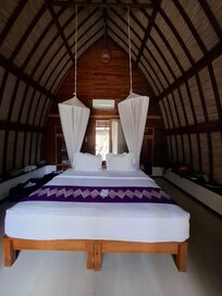 Aus 2 mach 1. Da nur ein Zweibettzimmer verfügbar war, wurden unsere Betten mal schnell umgestellt und mit neuem Bettzeug versehen.