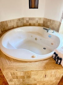 Some partes broken on the Jacuzzi and did not have enough water flow.