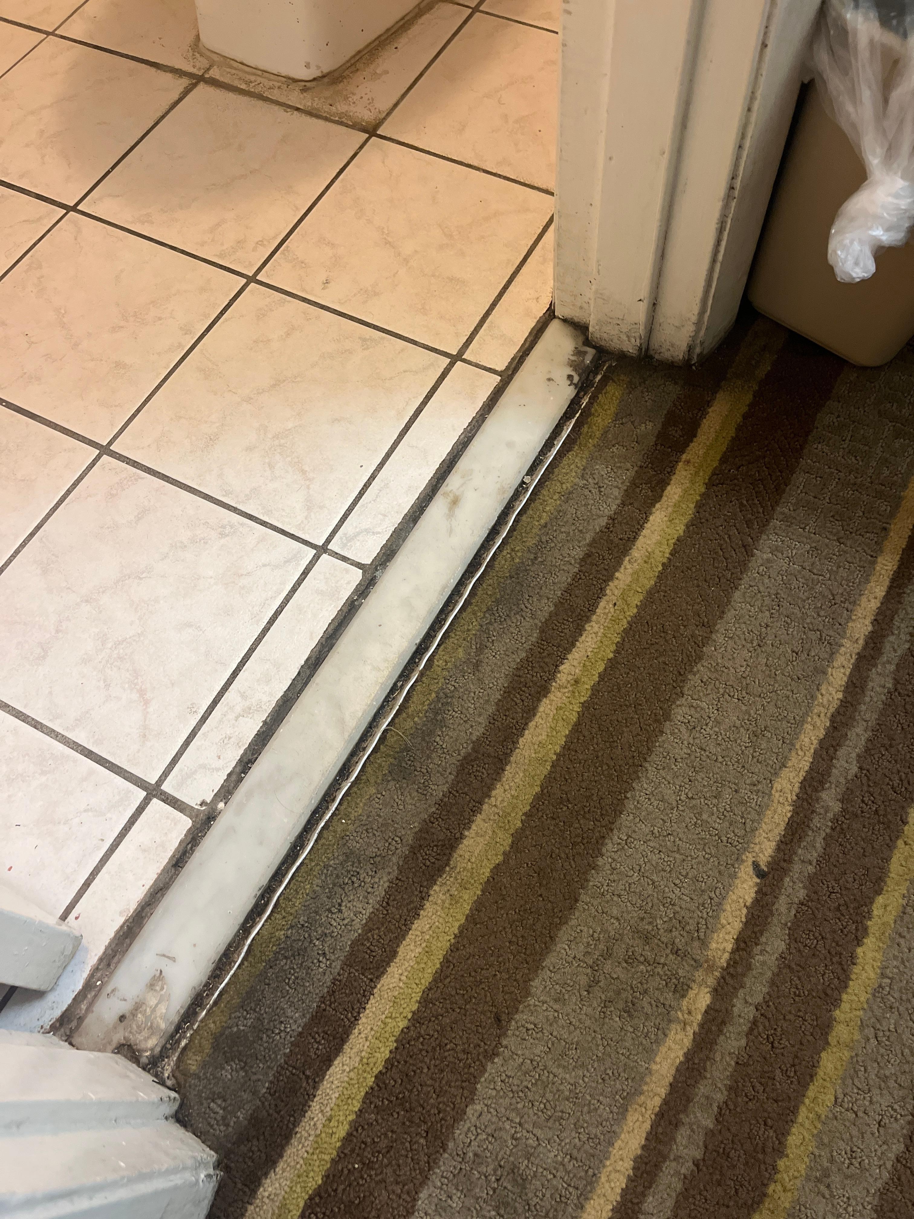 Le cadre de porte semble ne jamais avoir été lavé 