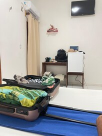 Não tem guarda roupa e uma única tomada