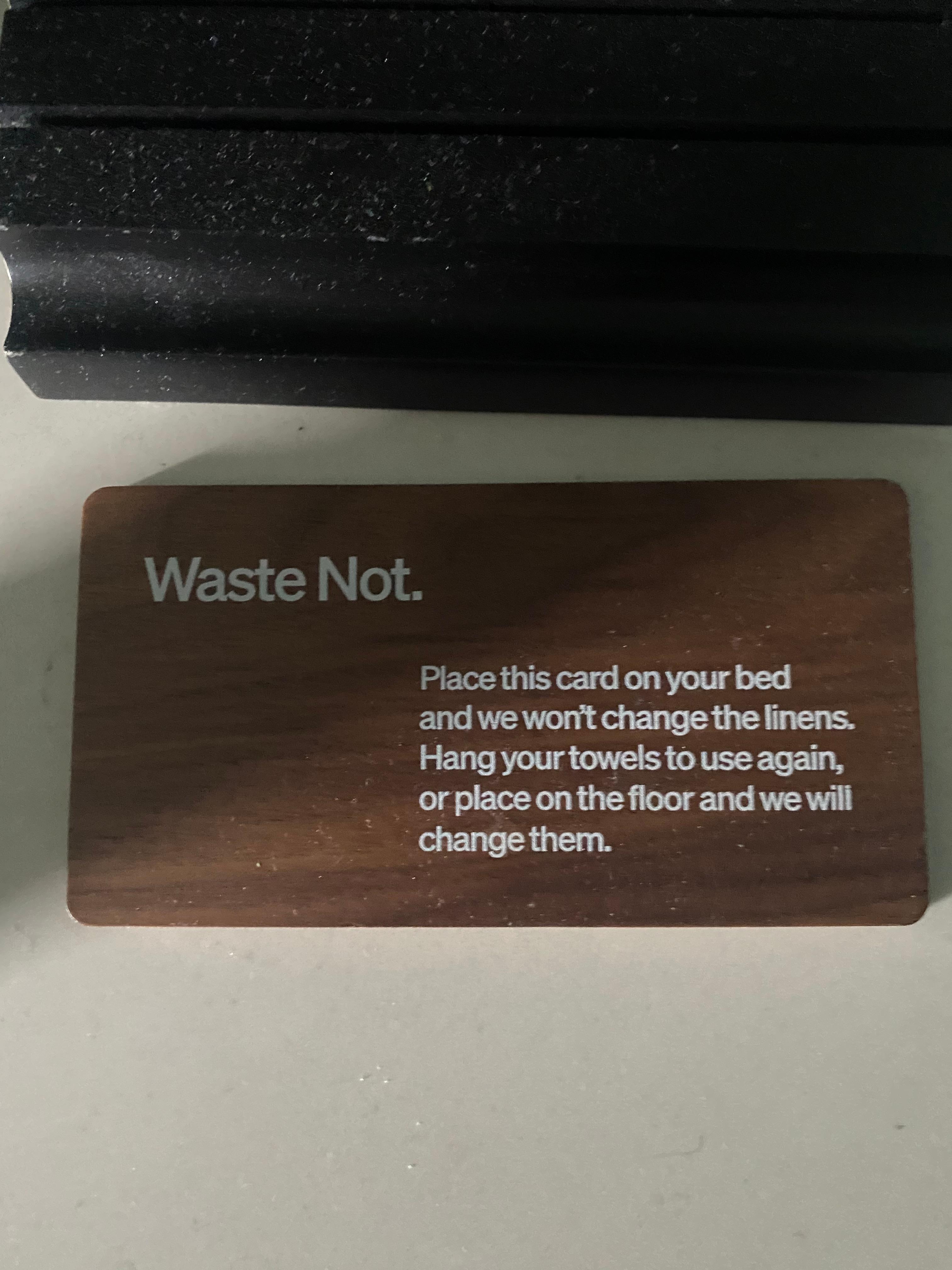 Tienen esto para ver si te cambian las sábanas o no 
Nosotros siempre quisimos q las cambiaran y no hacen bien las camas encontré mis calcetines con los q había dormido adentro de las sabanas quiere decir q no las cambian y no tienen buena limpieza 