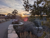 Trail along the rim, Kachina Lodge on the left, canyon on the right.