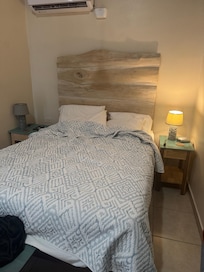 Queen bed in Triple room