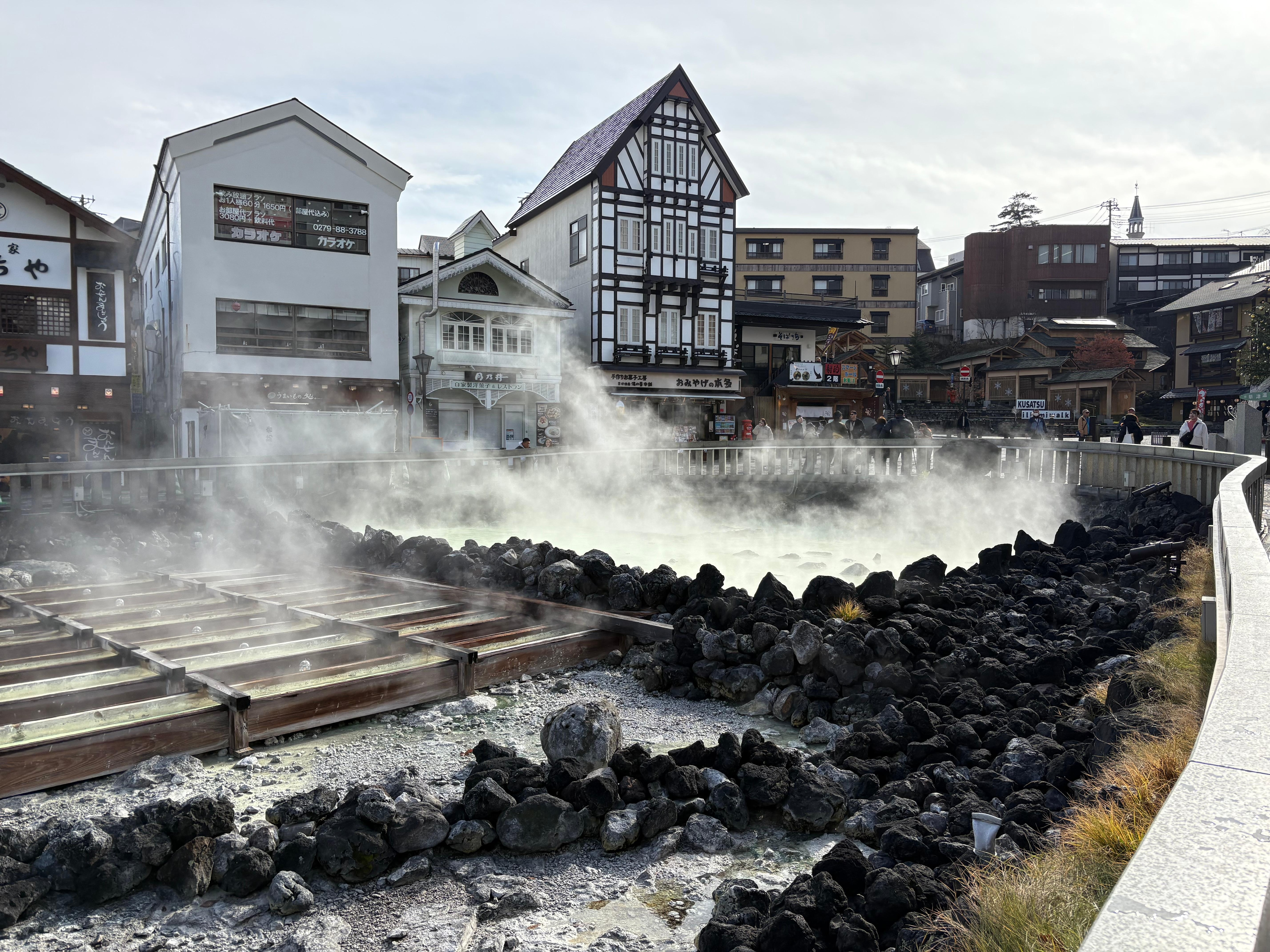ホテルの前が湯畑です