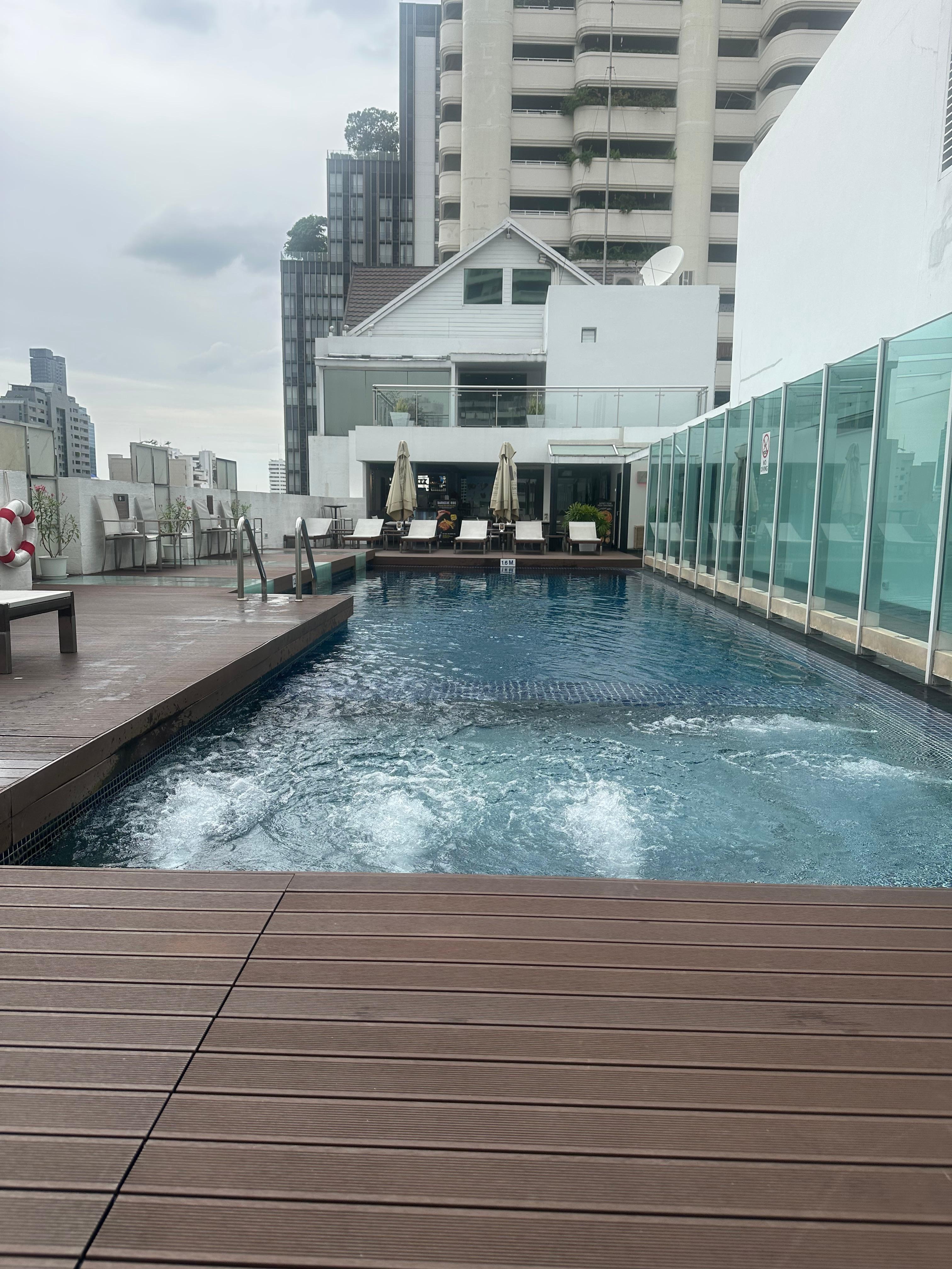 Lovely rooftop pool   & bar