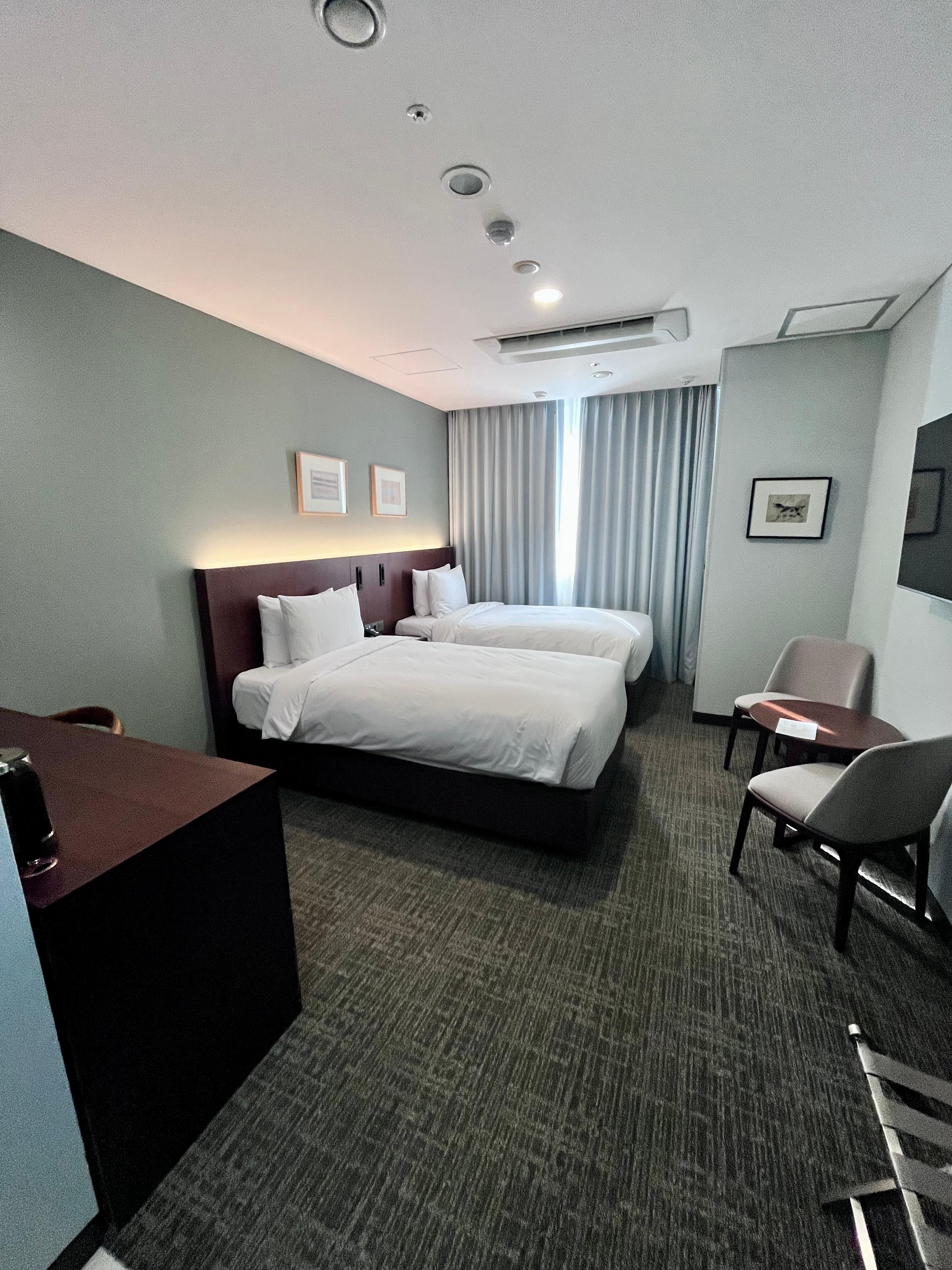 広々としたお部屋でスーツケースを広げても余裕です