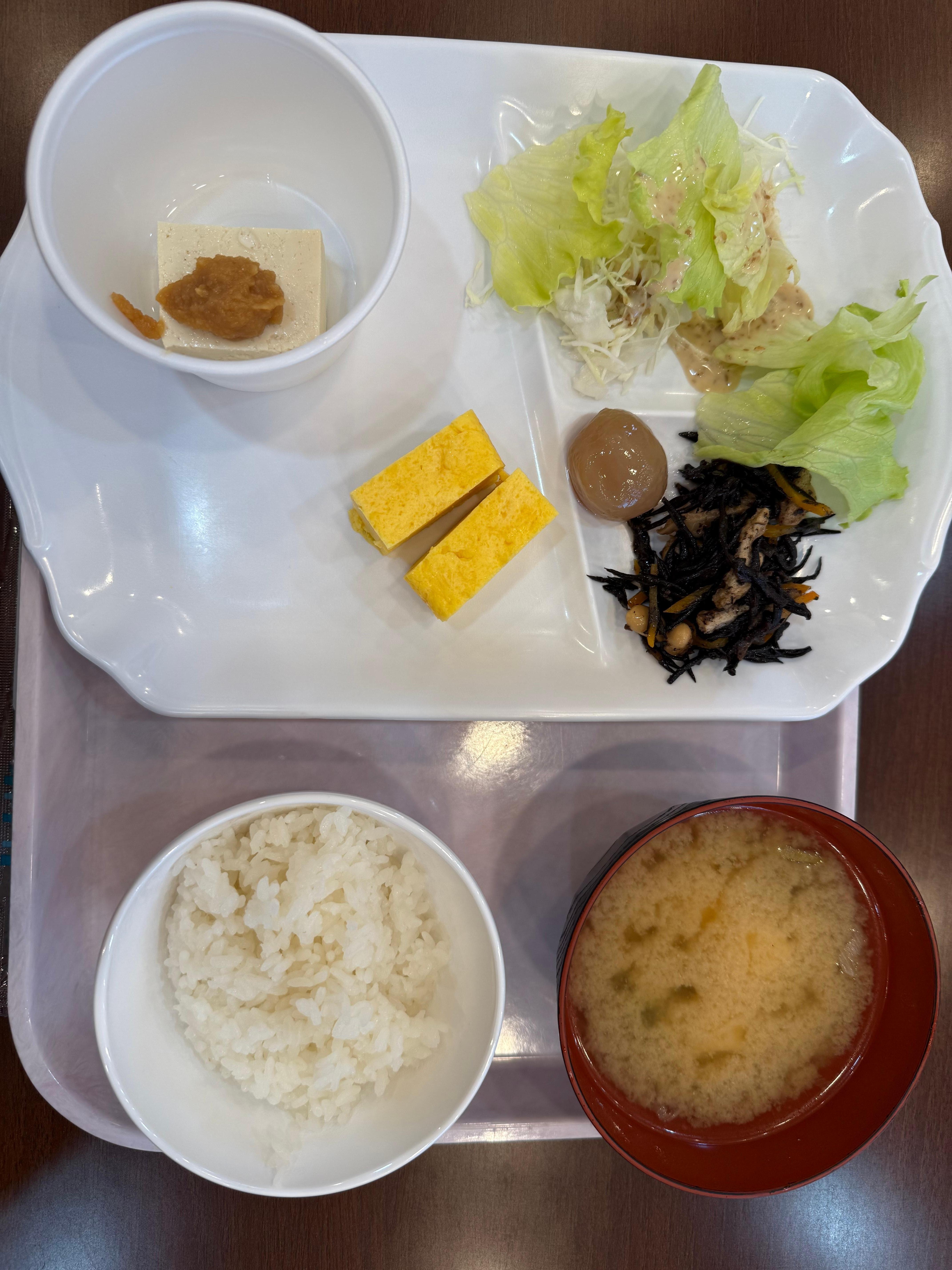 おかずがあまりない。豆腐も最後の一個