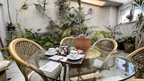 Mot en liten slant får man kaffe och muffins serverat i en liten veranda