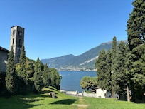 Escaliers pour descendre au lac