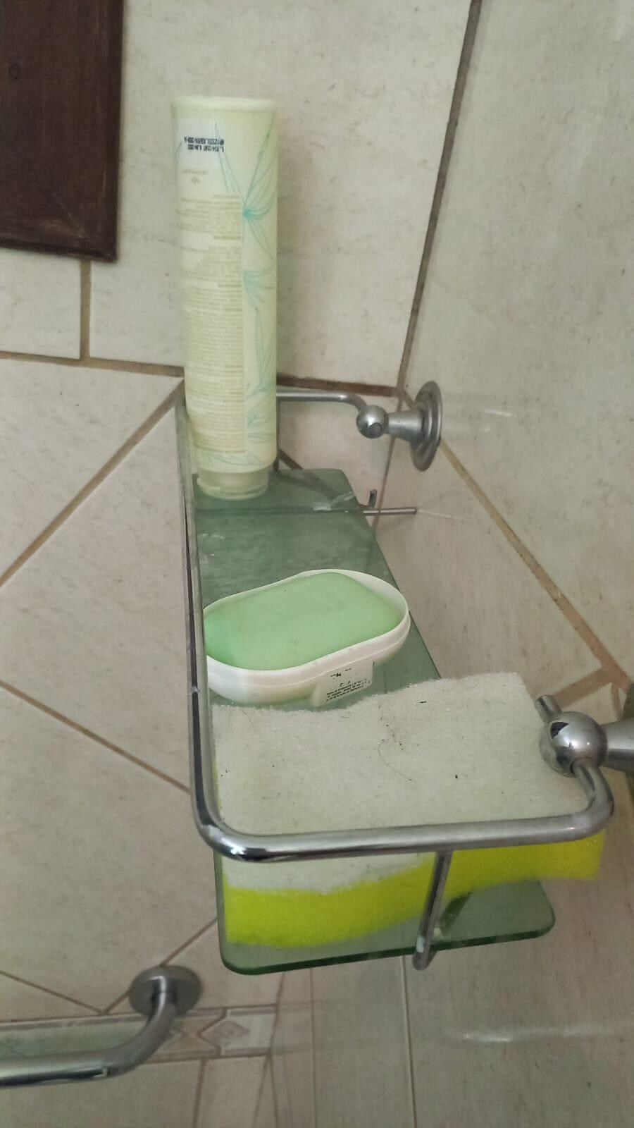 Saboneteira suja e com material usado